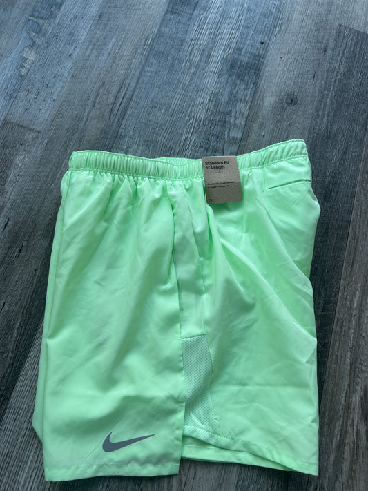 Nike challenger shorts “Vapour Green”