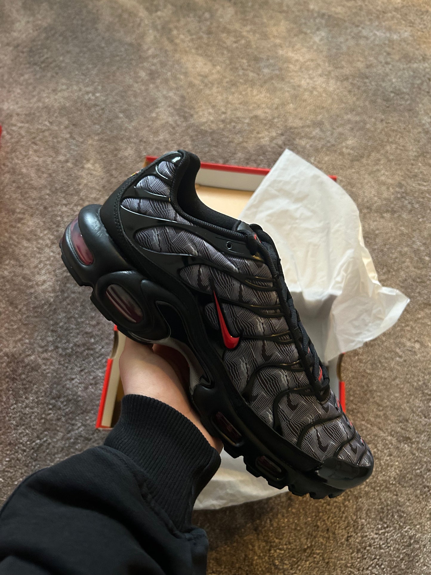 Nike air max plus TN “Wolf grey/red”