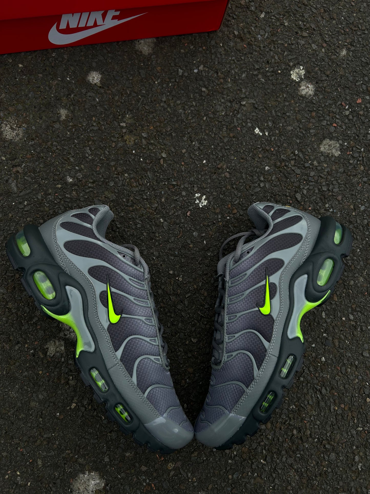 Nike air max plus Tn “Smoke grey/Volt”