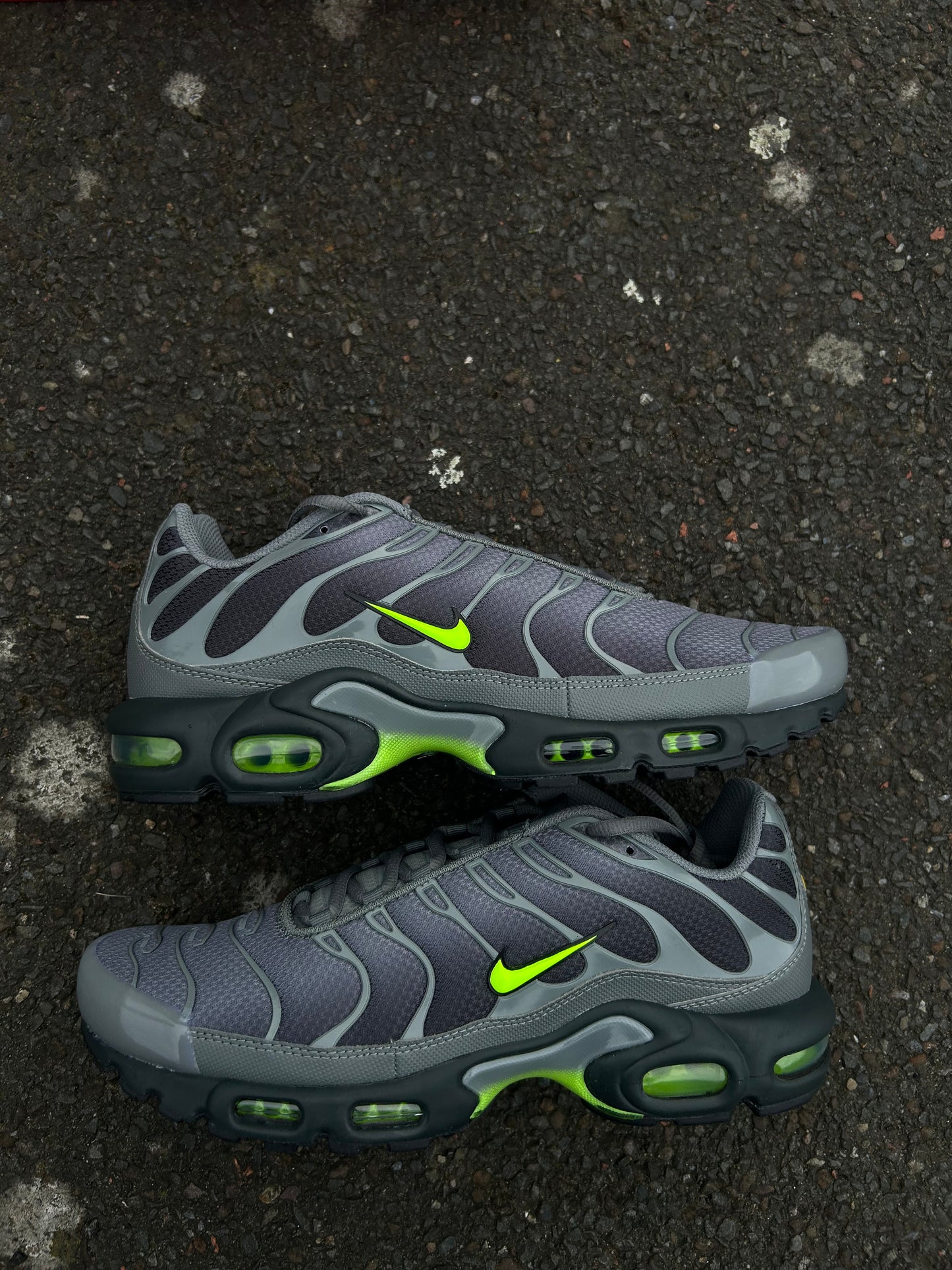 Nike air max plus Tn “Smoke grey/Volt”